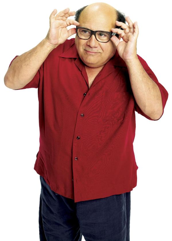 Bild 1 von 22: (4. Staffel) - Frank Reynolds (Danny DeVito) ist der juristische Vater von Dennis und Dee, beteuert immer nur das Beste für seine Kinder zu wollen, nutzt sie allerdings ständig aus und spannt sie für seine Zwecke ein ...
