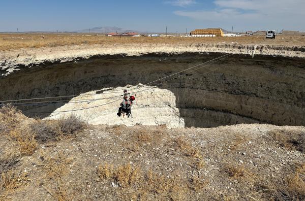 Bild 1 von 3: Profi-Kletterer Burak Delikta? seilt sich in ein 40 Meter tiefes Senkloch ab.
