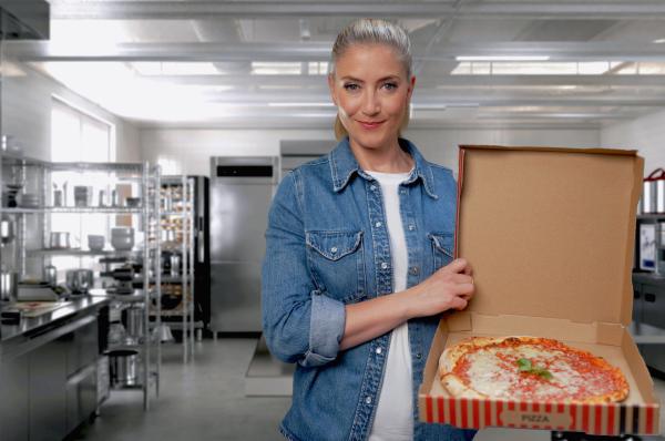 Bild 1 von 2: Pia Osterhaus deckt gemeinsam mit Experten, Brancheninsidern und Kunden auf, mit welchen psychologischen und Verkaufsmethoden die Lieferplattformen an unserer Bequemlichkeit verdienen.