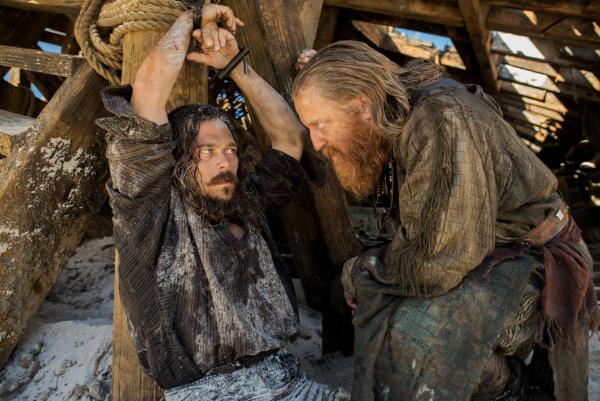 Bild 1 von 12: Was hat Israel Hands (David Wilmot, r.) mit John Silver (Luke Arnold, l.) nur vor?