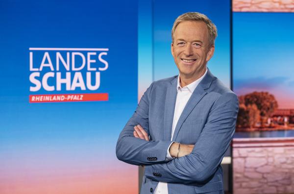 Bild 1 von 4: SWR Moderator Martin Seidler