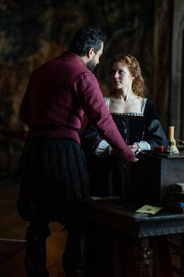 Bild 1 von 8: Thomas Seymour (Tom Cullen, l.); Elizabeth Tudor (Alicia von Rittberg, r.)