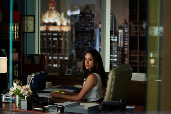 Bild 1 von 2: Nach ihrem Geständnis versucht Rachel (Meghan Markle) die Dinge mit Mike wieder ins Lot zu bringen.