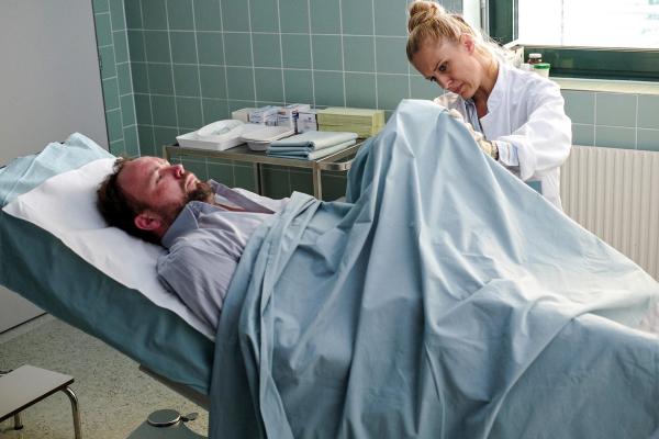 Bild 1 von 33: Im Bild: Thomas Stipsits (Georg Hillmaier), Lilian Klebow (Dr. Barbara Cerny).