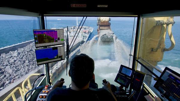 Bild 1 von 3: Auf der See werden jeden Tag bei Wind und Wetter fünf bis sechs Lastkähne mit Aushubmaterial gefüllt.