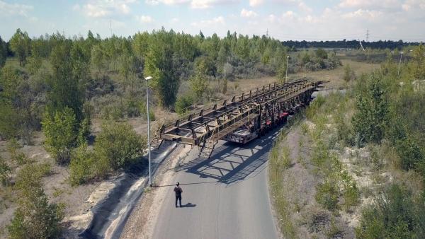 Bild 1 von 3: Enge Kurven und steile Bergabfahrten erfordern Filigranarbeit auf der 13 Kilometer langen Strecke zum nächsten Einsatzort.