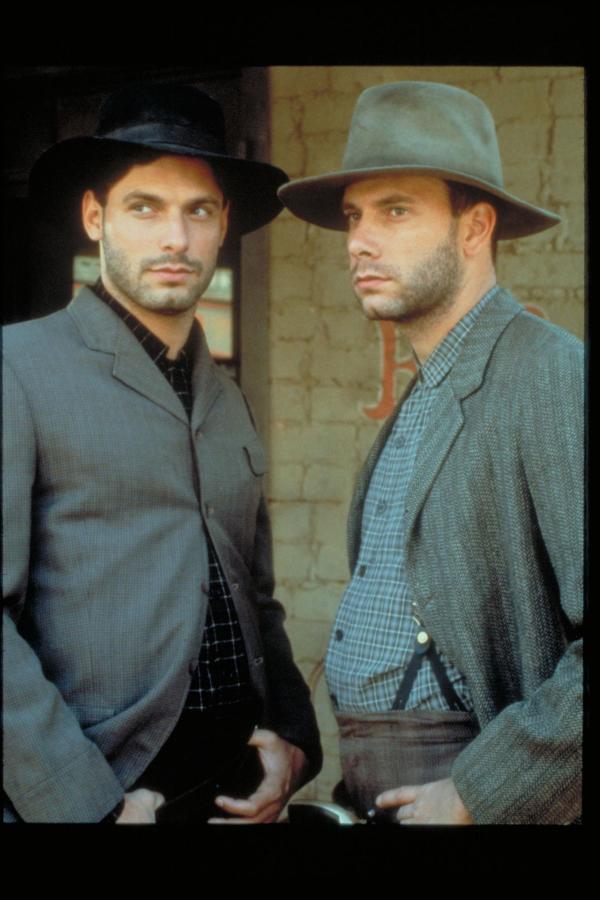 Bild 1 von 5: Charlie Ford (Christopher Guest, l.); Bob Ford (Nicholas Guest, r.)