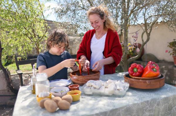 Bild 1 von 6: Rosa González und ihr Neffe Guillermo bereiten auf der Terrasse den Hauptgang zu: Bacalao a la Tranca, Kabeljau mit Kartoffeln.