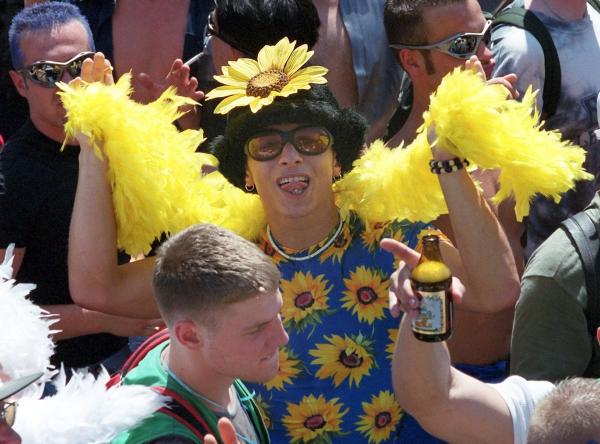 Bild 1 von 3: Mit Sonnenblumenkostüm und gelber Federboa tanzt ein Raver am 10. Juli 1999 in Berlin. Bei der Loveparade erwarten die Veranstalter mehr als eine Million Teilnehmer aus aller Welt in der Hauptstadt.