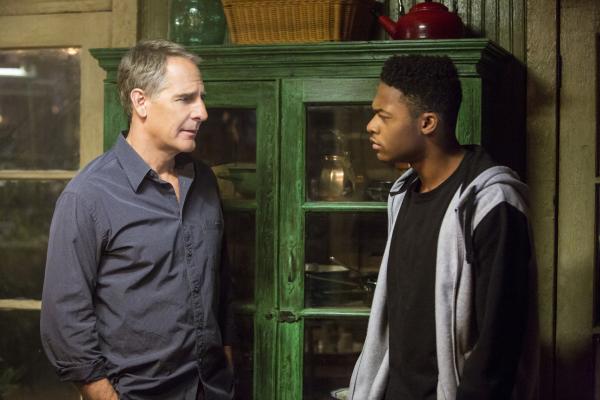 Bild 1 von 21: Während Lasalle sich Sorgen um die Gesundheit seines Bruders macht, versucht Pride (Scott Bakula, l.) den Mörder von Danny (Christopher Meyer, r.) und CJ's Pflegemutter zu finden ...