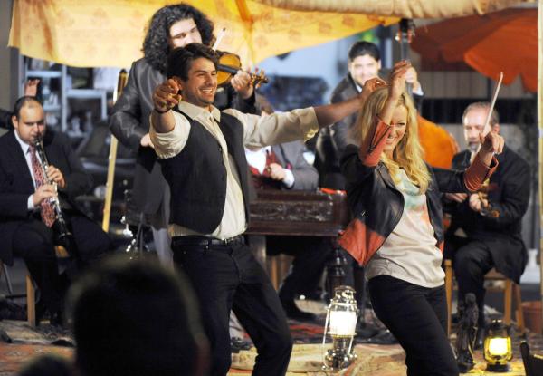 Bild 1 von 13: Ivo (Jon Kiriac, links) und Moni (Monika Gruber, rechts) tanzen auf dem Georgsfest, einem hohen Feiertag der Sinti und Roma.
