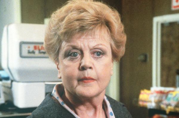 Bild 1 von 9: Robin Masters Gäste wurden Opfer eines Anschlags und bestehen nun darauf, dass die Krimiautorin Jessica Fletcher (Angela Lansbury) der Sache auf den Grund geht. Das sieht Thomas Magnum natürlich nicht gerne ...