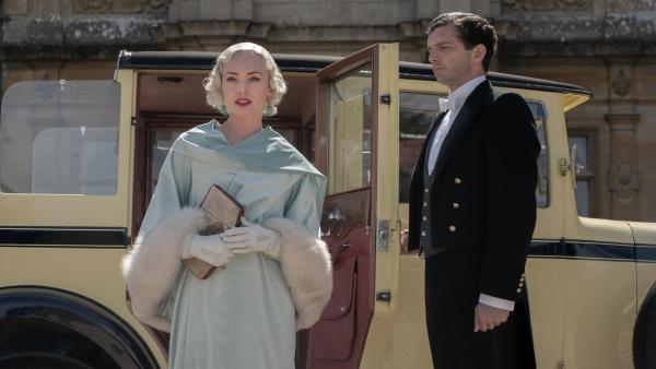 Bild 1 von 8: Myrna Dalgleish (Laura Haddock, l.); Andy Parker (Michael Fox, r.)