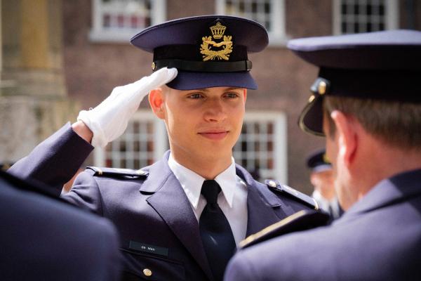 Bild 1 von 4: Rutger de Man (Josha Stradowski, l.) bekommt von General Roderick Walema (Gijs Scholten van Aschat, r.) sein Offiziers-Diplom überreicht.
