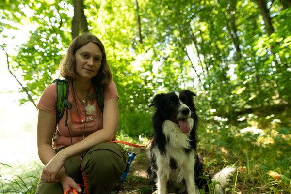 Bild 1 von 8: Annegret Grimm-Seyfarth mit ihrem Artenspürhund Zammy.