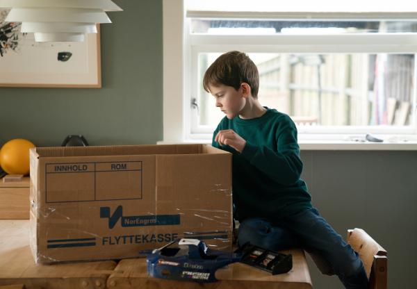 Bild 1 von 14: Der kleine Odin (Nil Elias Olsen) hofft auf eine unversehrte Rückkehr seines Vaters.