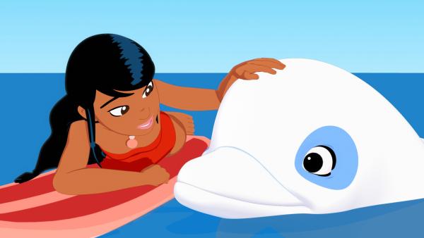 Bild 1 von 4: Timeti streicht Zoom über den Kopf und bedankt sich bei ihm. Er hat sie an Land gebracht, nachdem sie beim Surfen unter eine große Welle geraten war.