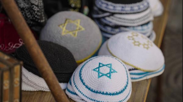 Bild 1 von 10: Kippas an einem Verkaufsstand in Tel Aviv: Die jüdischen Kopfbedeckungen werden nur von Männern und Jungen getragen und symbolisieren Gottesfurcht.