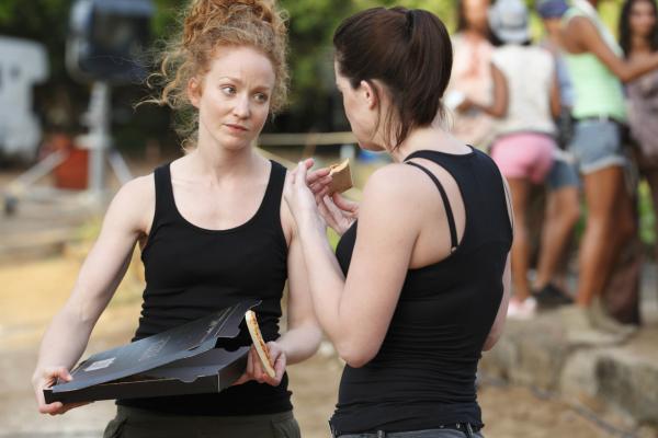 Bild 1 von 4: Das Lichtdouble Thea (Phoebe Thomas, l.) und die Schauspielerin Lexi (Michelle Ryan, r.) waren enge Freundinnen. Es war ihnen wichtig aufeinander aufzupassen, doch trotzdem kam Thea zu Tode. Durch Lexi erfahren die Ermittler, dass Thea schon einmal mit dem Gesetz in Konflikt geraten war.