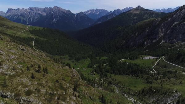 Bild 1 von 19: Im Bild: Blick ins Val Visdende auf der italienischen Seite des Tilliacher Joches in den Karnischen Alpen. Hier wurde über Jahrhunderte das Osttiroler Holz auf Rutschbahnen ins Veneto transportiert.