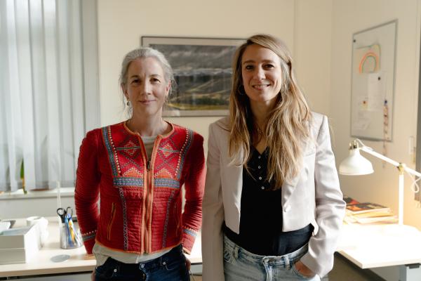 Bild 1 von 4: Warum sind viele Menschen so erschöpft? Das will Biologin Jasmina Neudecker (r.) von Biopsychologin Veronika Engert (l.) wissen. Veronika Engert erklärt, wie aus anfänglicher Begeisterung für den Job eine Abwärtsspirale aus chronischem Stress und Erschöpfung wird.