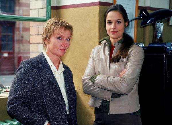 Bild 1 von 7: Im Bild: Ruth Reinecke (li.) als Gudrun Sasse und Helen Zellweger als Alexandra Berger.