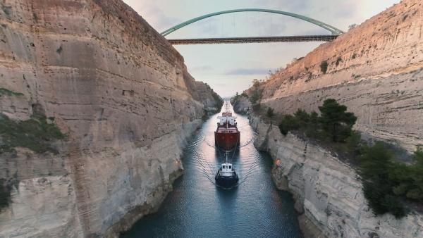 Bild 1 von 4: Der Kanal von Korinth ist eine bedeutende Wasserstraße. Das beeindruckende Bauwerk verbindet den Korinthischen Golf mit dem Saronischen Golf.