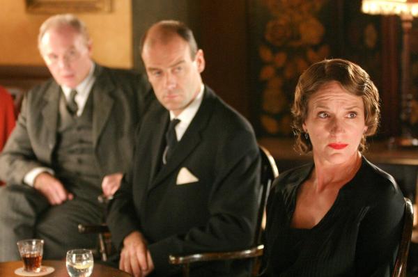 Bild 1 von 7: Im Bild (v.li.): Tim Pigott-Smith (Dr. Lionel Woodward), Pip Torrens (Jeremy Cloade), Jenny Agutter (Adela Marchmont).