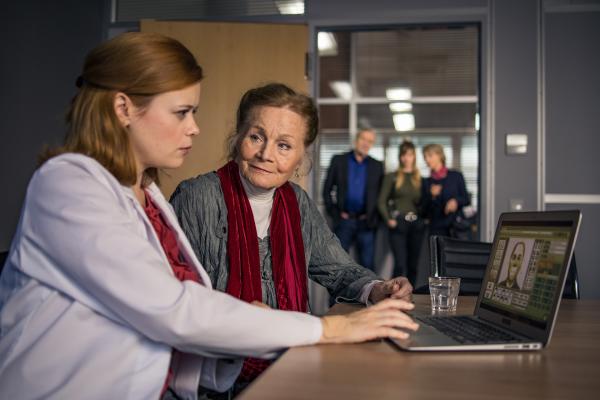 Bild 1 von 7: Renate Burger (Ingrid Fröhlich, 2. von l.) erstellt mit Billie Curio (Sina Reiß, l.) ein Phantombild. Arthur Bauer, (Gerd Silberbauer, l.), Resi Schwaiger (Mersiha Husagic, M..) und Kriminaldirektorin Kreiner (Ilona Grübel, r.) beobachten das Gespräch der beiden.