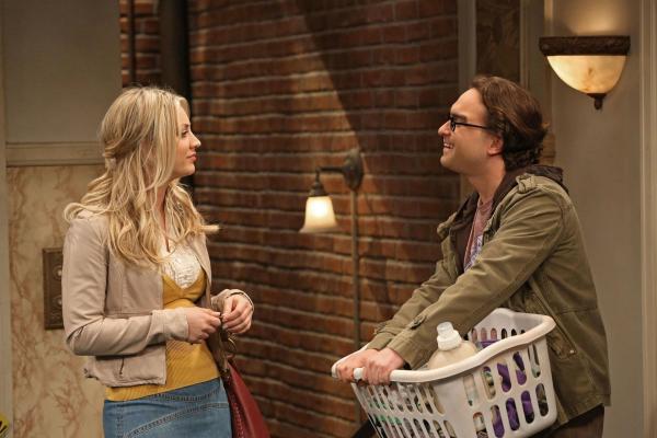 Bild 1 von 16: Penny (Kaley Cuoco, l.) ist entsetzt, dass Leonard (Johnny Galecki, r.) von Alex angebaggert wird und ihm das auch noch gefällt ...