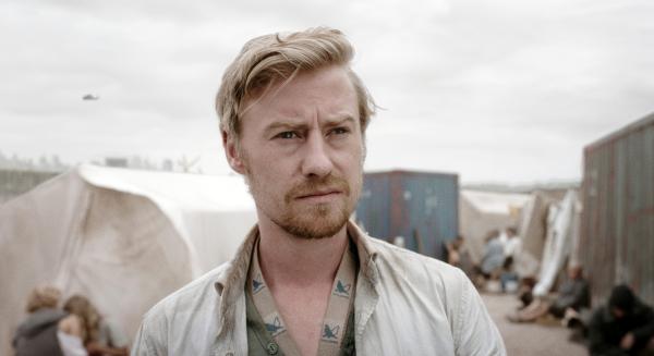 Bild 1 von 5: Nikolai (Eric Bouwer) im größten Flüchtlingslager vor Berlin.