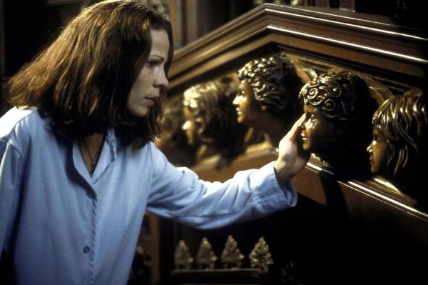 Bild 1 von 11: Die Parapsychologin Eleanor Vance (Lili Taylor) kennt die Geschichten über die dunklen Geheimnisse um Hill House. Dennoch quartiert sie sich dort ein ...