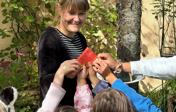 Bild 1 von 6: Noch sind die Pflegekinder nicht alle da. Zwei Jungs sind schon in das Kinderdorfhaus eingezogen, dazu kommt noch Lucies eigene Tochter Moni. Das Leben als Kinderdorfmutter kann beginnen.