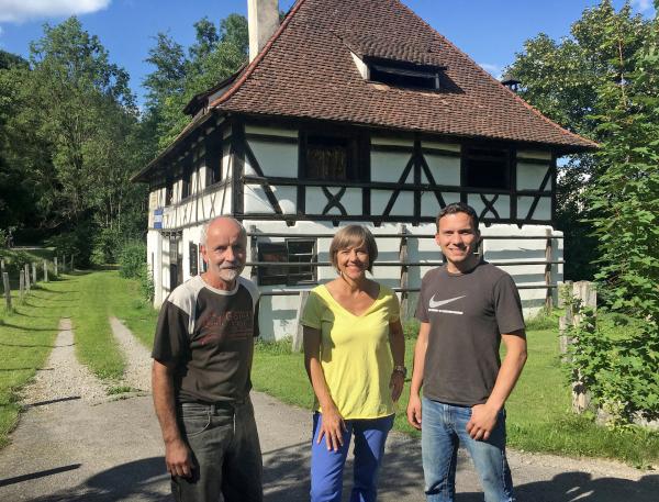 Bild 1 von 2: Annette Krause mit den Weißgerbern Achim und Jürgen Kolesch vor der Weißgerberwalke.