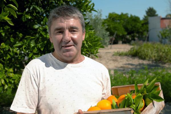 Bild 1 von 4: Juanito Ferrer Torres kocht gerne mit Orangen.