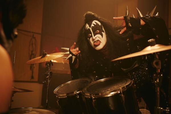 Bild 1 von 7: Kiss me: Holger Stockhaus als Gene Simmons.