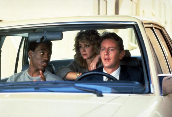 Bild 1 von 8: Zwar soll Beverly Hills Detective Billy Rosewood (Judge Reinhold, r.) seinen durchgeknallten Kollegen Axel (Eddie Murphy, l.) im Auge und im Zaum halten, doch schon bald steht er voll unter Axels Einfluss und hilft zusammen mit der schönen Jenny (Lisa Eilbacher, M.), die Gangster zu schnappen ...