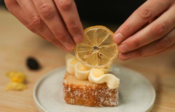 Bild 1 von 9: Zitronento¨rtchen. Einer der verführerischen Happen aus der Waterkamp-Patisserie in Lüneburg.