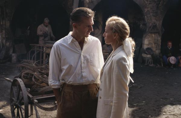 Bild 1 von 5: Katharine Clifton (Kristin Scott Thomas, r.) und Làszlò Almàsy (Ralph Fiennes, l.) verbindet eine leidenschaftliche Liebe. Doch diese steht in den Wirren des zweiten Weltkriegs unter einem ungünstigen Stern ...