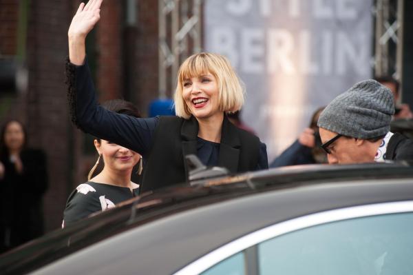 Bild 1 von 15: Nachdem Mandy sich im Atelier der Modeschöpferin Agnes van Beuyten (Nadja Auermann) jahrelang ausbeuten ließ, um ihrem Traum ein Stück näher zu kommen, hintergeht ihre Chefin sie und verkauft Mandys Kollektion als die ihre ...