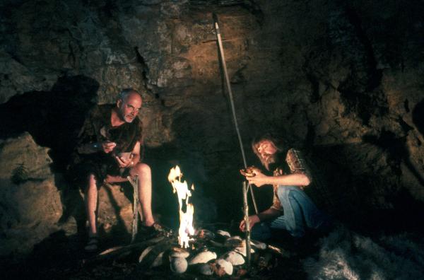 Bild 1 von 3: Um seinem Nachbarn zu beweisen, dass es auch ohne die Errungenschaften der Zivilisation geht, will Peter (Peter Lustig, l.) drei Tage wie ein Steinzeitmensch (Harm Paulsen, r.) in der Wildnis leben.