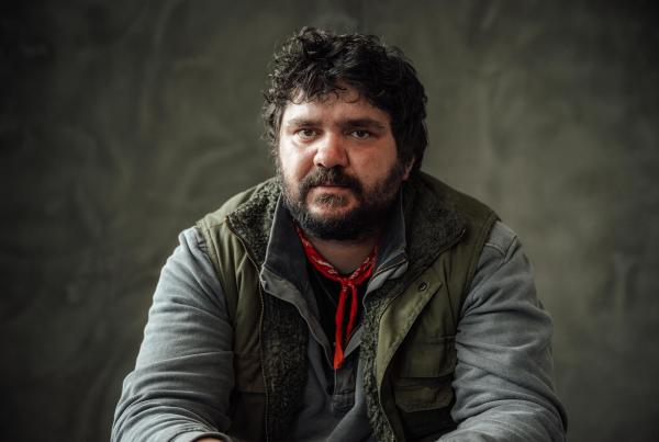 Bild 1 von 16: Im Bild: Sven Louis (Robert Nickisch), Bruder von Esther Baumann, wird verhört.