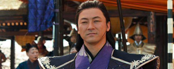 Bild 1 von 14: Der rücksichtslose Warlord Kira (Tadanobu Asano) ist nicht nur für den Tod des Herschers Lord Asano verantwortlich, sondern auch daran, dass dessen Samurai-Krieger ihre Stellung bei Hofe verlieren. Doch die Ronin wollen die Tyrannei des Fürsten nicht einfach hinnehmen und schwören Rache ...