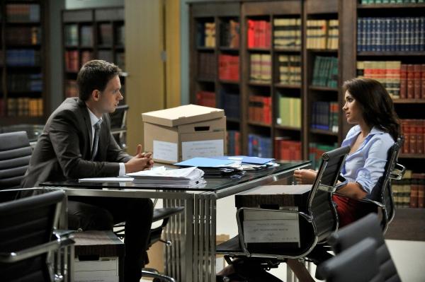 Bild 1 von 2: Mike (Patrick J. Adams) und Rachel (Meghan Markle) arbeiten Seite an Seite an einem Fall - doch das berufliche Miteinander bringt auch private Spannungen mit sich.