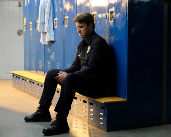 Bild 1 von 6: John Nolan (Nathan Fillion) hat keinen leichten Start in der Polizeieinheit von Los Angeles. Als ältester Rookie muss er alles geben, um beim LAPD zu bestehen.