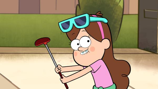 Bild 1 von 9: Auf dem Gravity Falls Royal Putt Hutt Minigolfplatz fordert Mabel das reiche Mädchen Pacifia zu einem Wettstreit heraus. Während sie sich darauf vorbereiten, entdecken Mabel und Dipper, dass auf dem Minigolfplatz merkwürdige Dinge vor sich gehen. In den Löchern leben kleine Lilliputtiner, die die Bälle und somit den Ausgang aller Spiele kontrollieren. Das eröffnet Mabel die Möglichkeit, ihre Erzrivalin im Minigolf-Wettstreit zu schlagen. Der Lilliputtiner-Gruppe, die ihr dabei hilft den Sieg zu erringen, bekommt von ihr einen besonderen Aufkleber.