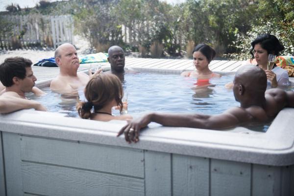 Bild 1 von 10: (v.l.n.r.) Jake Peralta (Andy Samberg); Hitchcock (Dirk Blocker); Gina Linetti (Chelsea Peretti); Captain Ray Holt (Andre Braugher); Amy Santiago (Melissa Fumero); Terry Jeffords (Terry Crews); Rosa Diaz (Stephanie Beatriz)
