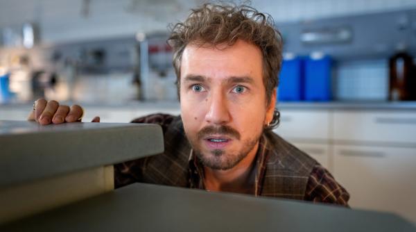 Bild 1 von 30: Eduard Raabe (Jan Krauter) beobachtet im Versteck den Mord an seinem Bruder