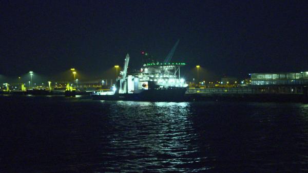 Bild 1 von 2: Auch für Einsätze bei Nacht ist der Zollkreuzer bestens ausgerüstet.