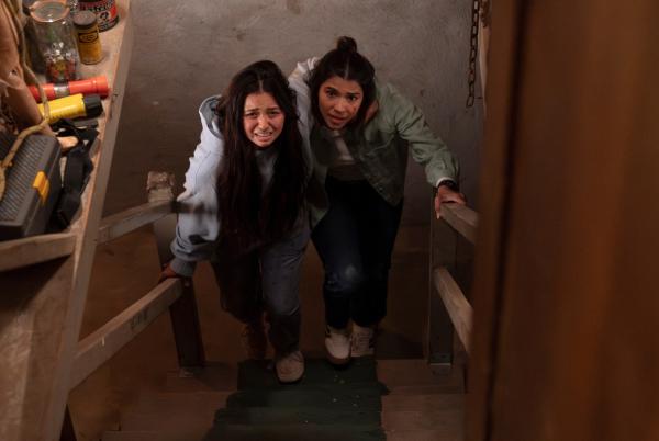 Bild 1 von 4: Officer Lucy Chen und Celina Juarez (Lisseth Chavez, r.) gehen der Spur einer schwangeren Vermissten, namens Aria Griffin (Julia Rose Gruenberg, l.) nach.